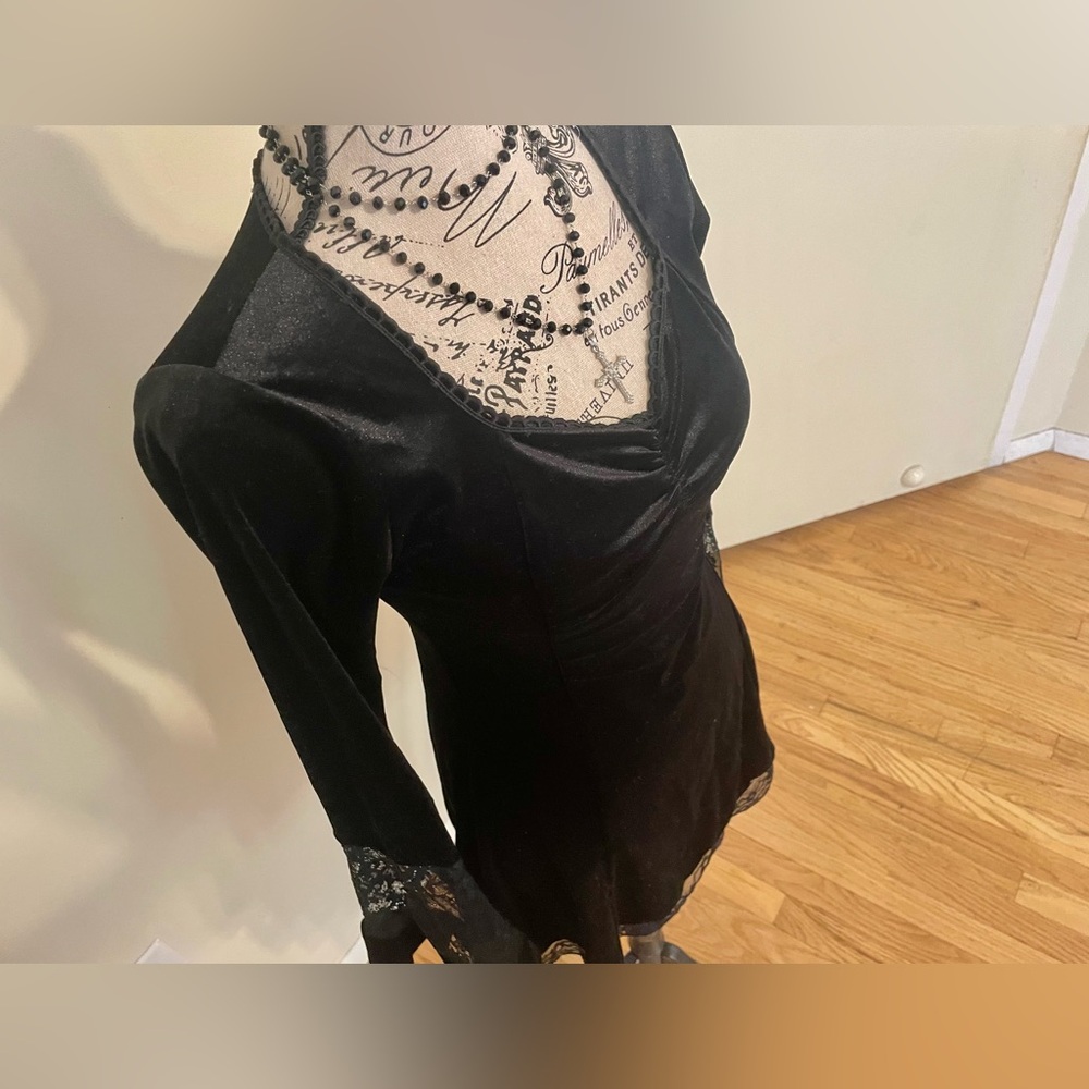 Elegant Black Velvet Dress with Lace Details Womens M - Picture 4 of 6